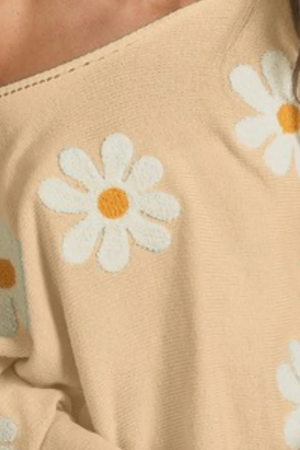 BiBi Flower Embroidery Loose Fit Knit Top 084ddf7e-9ebd-4d4c-8908-cced81e5ea09-Max-Origin