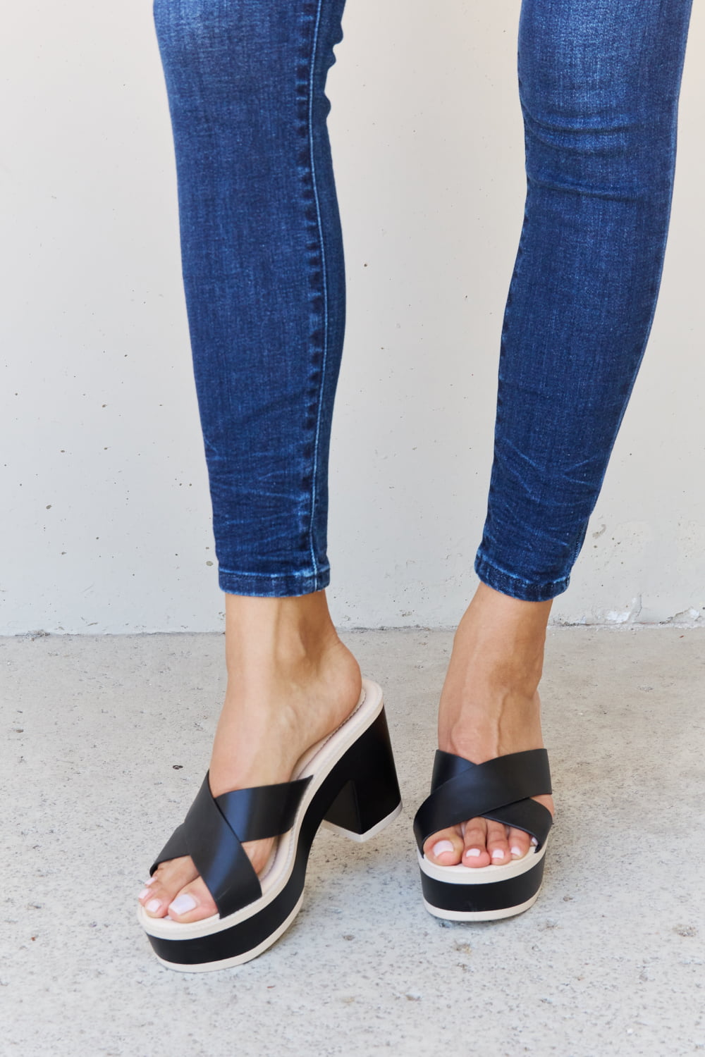 Weeboo Cherish The Moments Contrast Platform Sandals in Black Weeboo Cherish The Moments Contrast Platform Sandals in Black - TopFashionHQ