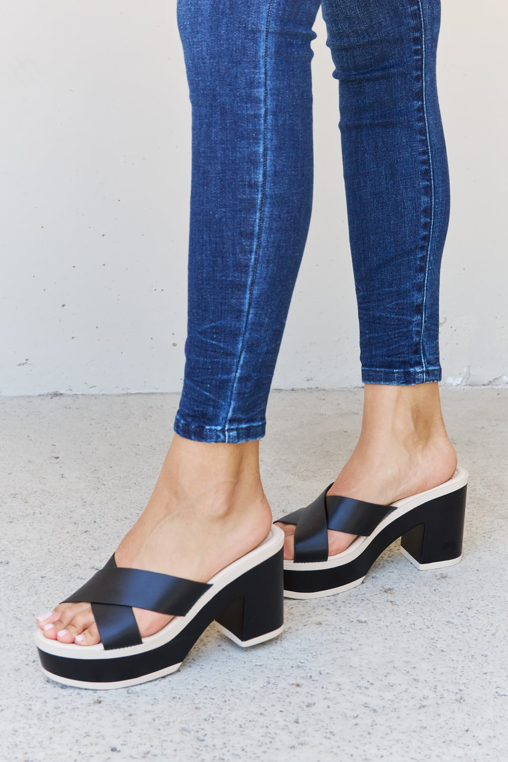 Weeboo Cherish The Moments Contrast Platform Sandals in Black Weeboo Cherish The Moments Contrast Platform Sandals in Black - TopFashionHQ