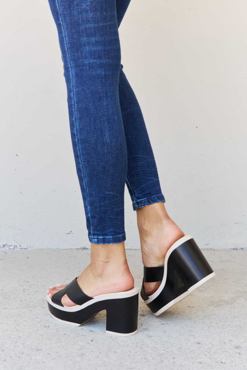 Weeboo Cherish The Moments Contrast Platform Sandals in Black Weeboo Cherish The Moments Contrast Platform Sandals in Black - TopFashionHQ