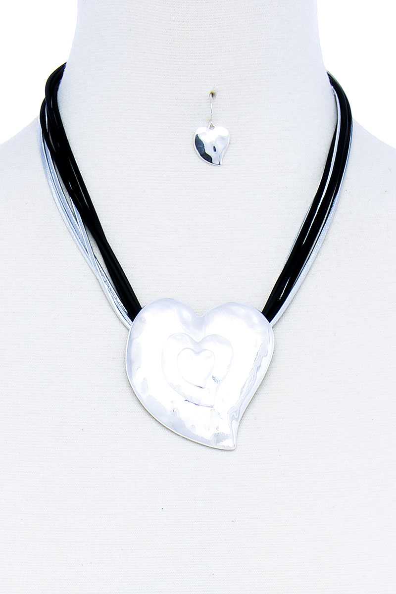 Fashion Triple Heart Pendant Necklace And Earring Set product image