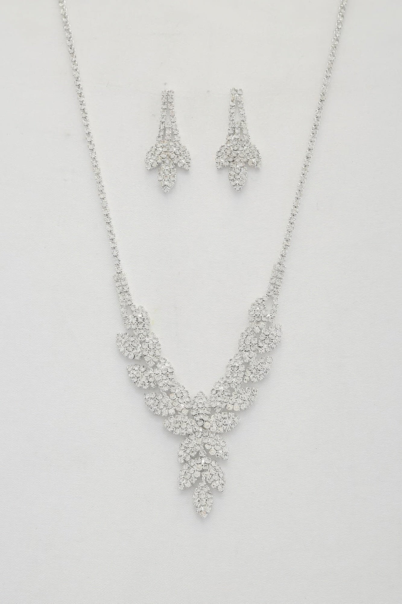 Leaf Pattern Crystal Necklace product image
