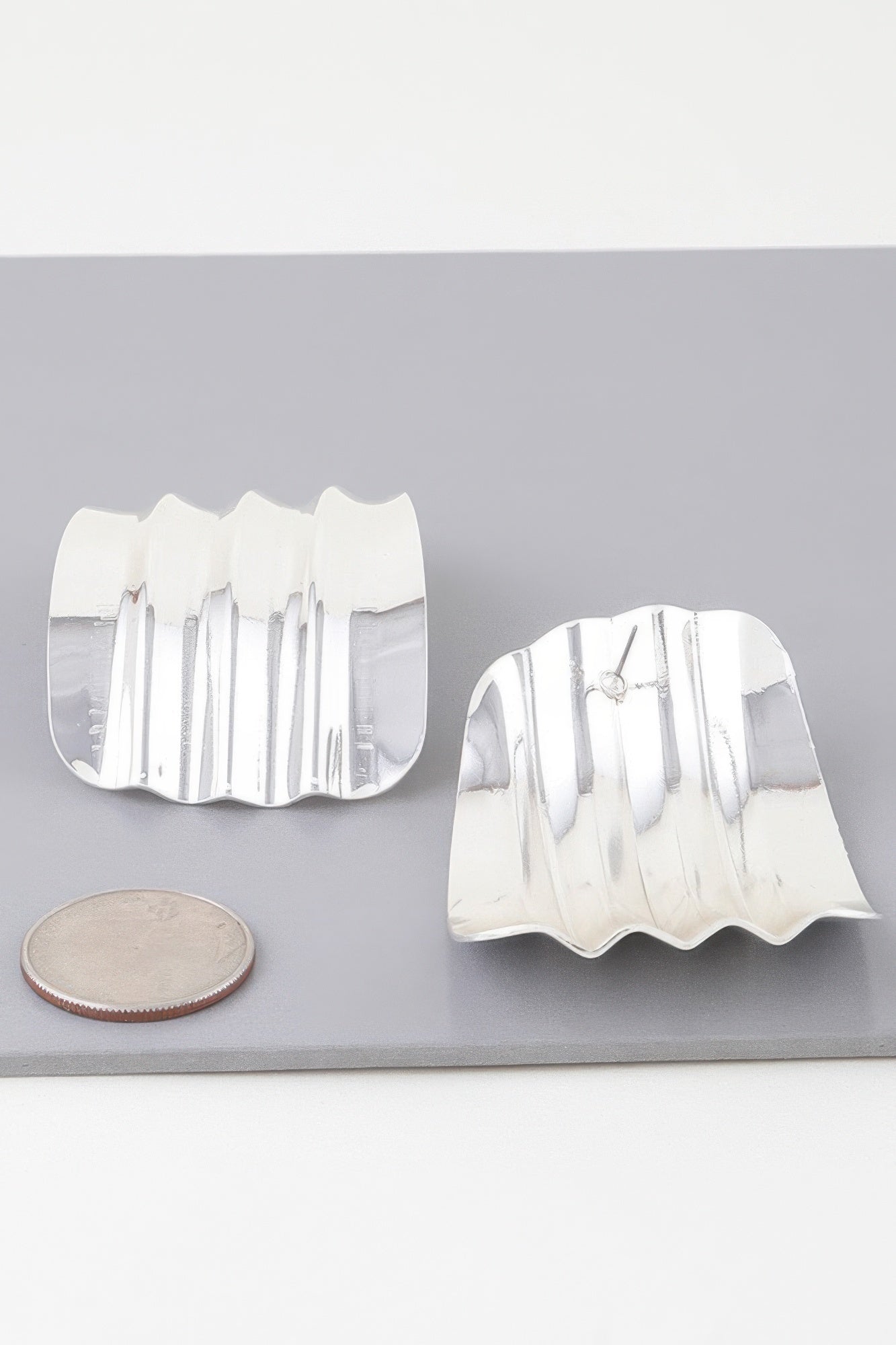 Shiny Ribbed Curve Earrings product image