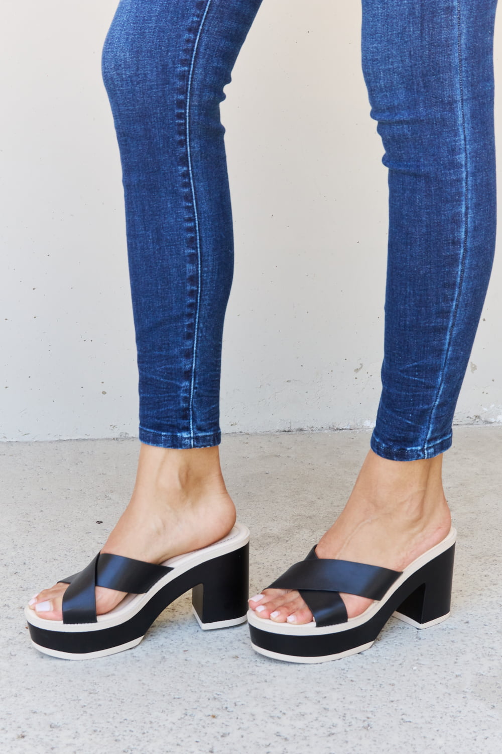Weeboo Cherish The Moments Contrast Platform Sandals in Black Weeboo Cherish The Moments Contrast Platform Sandals in Black - TopFashionHQ