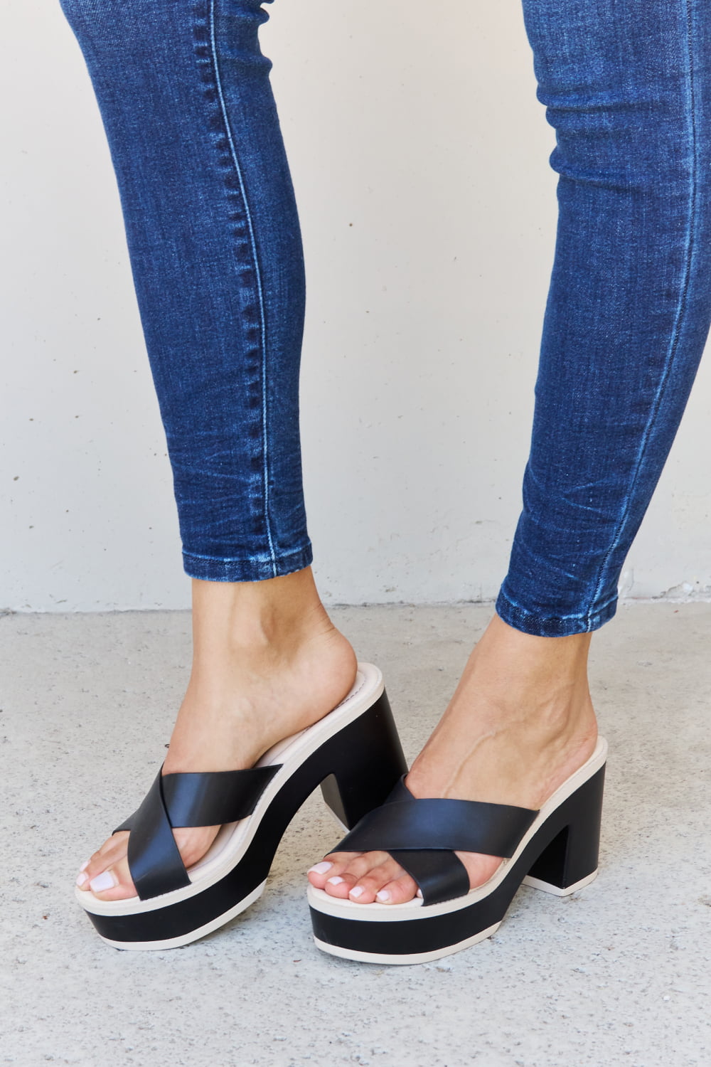 Weeboo Cherish The Moments Contrast Platform Sandals in Black Weeboo Cherish The Moments Contrast Platform Sandals in Black - TopFashionHQ